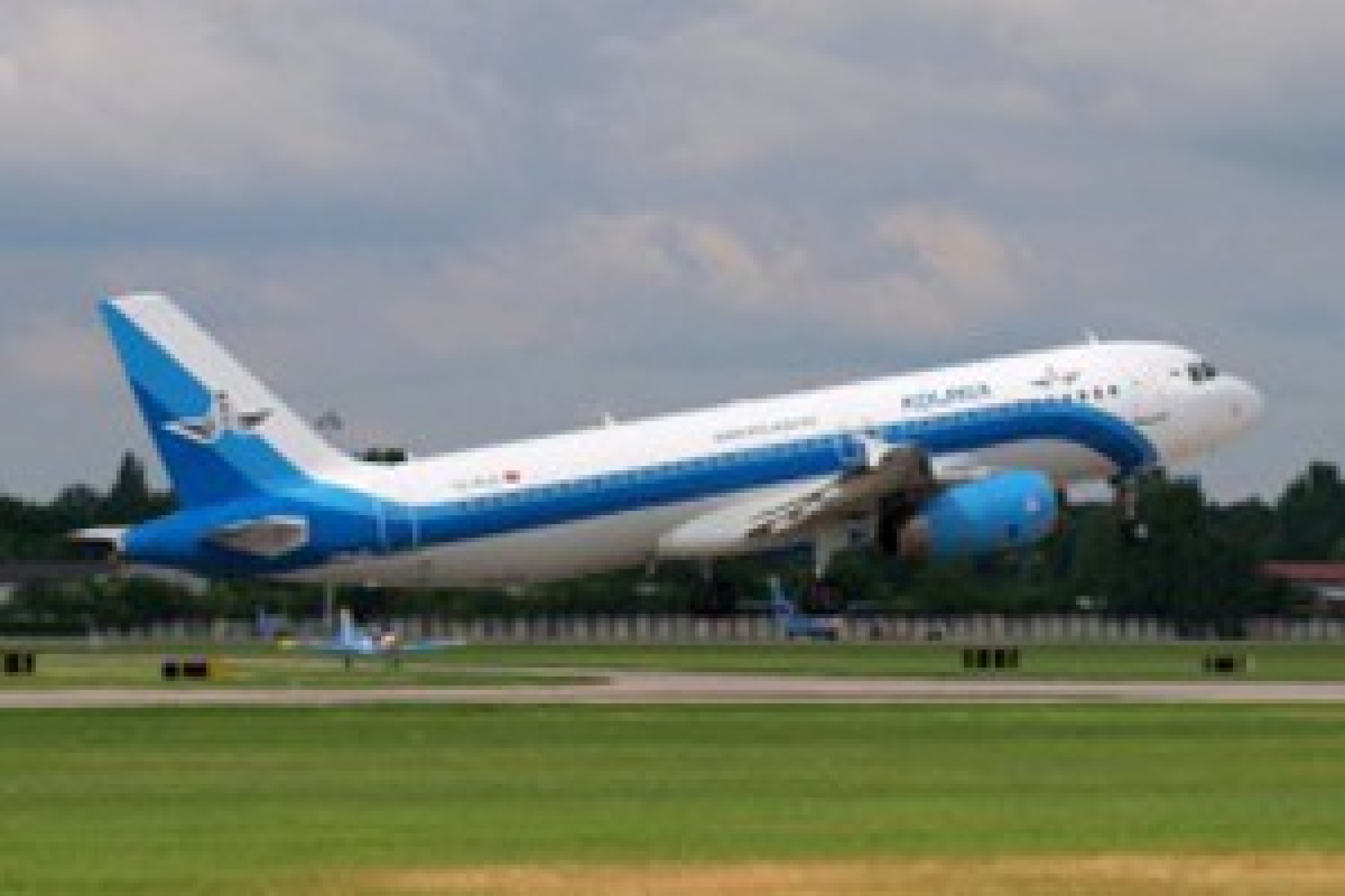 Пассажиров самолёта А321 "Когалымавиа" эвакуируют в Петербурге