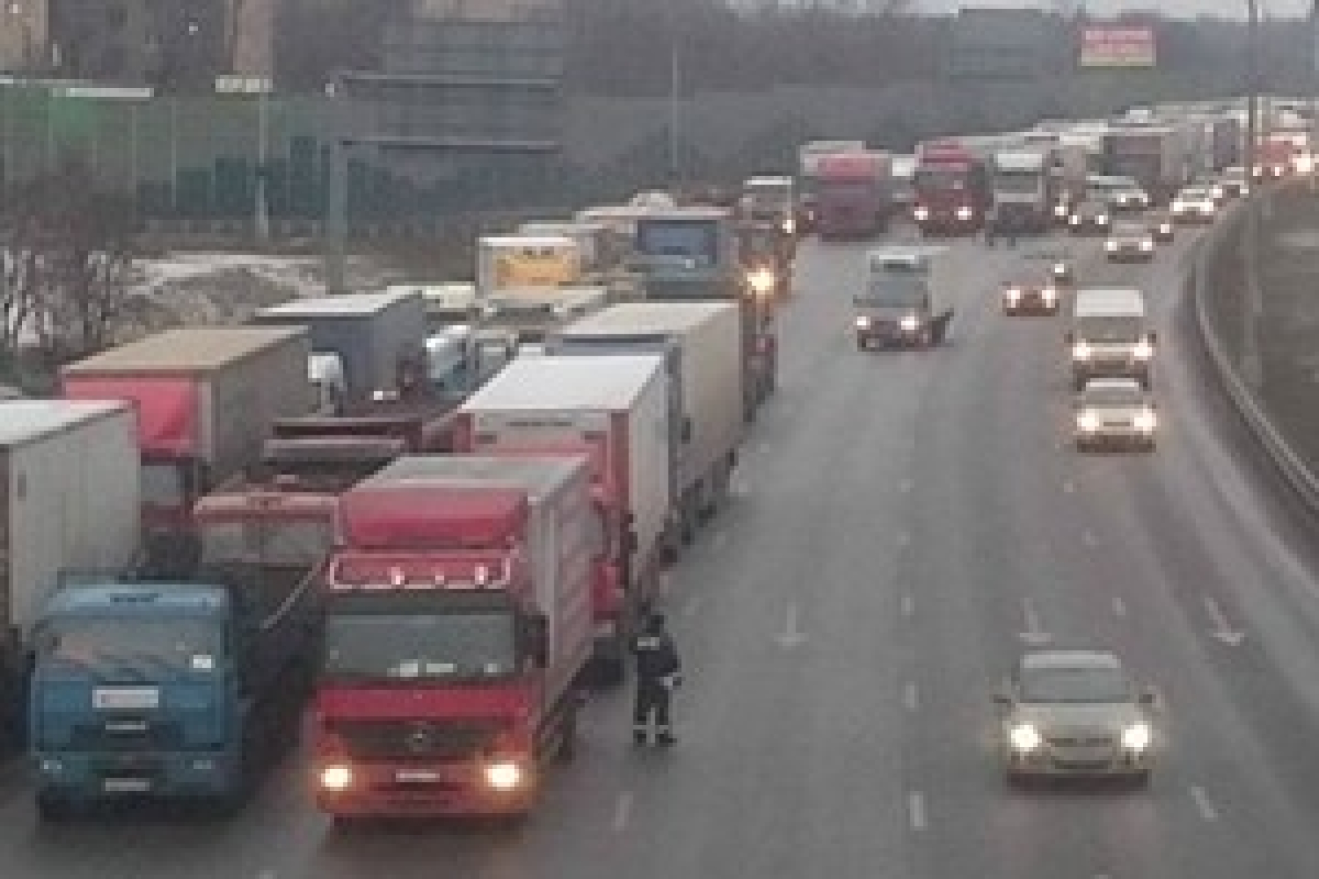 Госдума снизила штрафы для большегрузов за "бесплатный проезд"