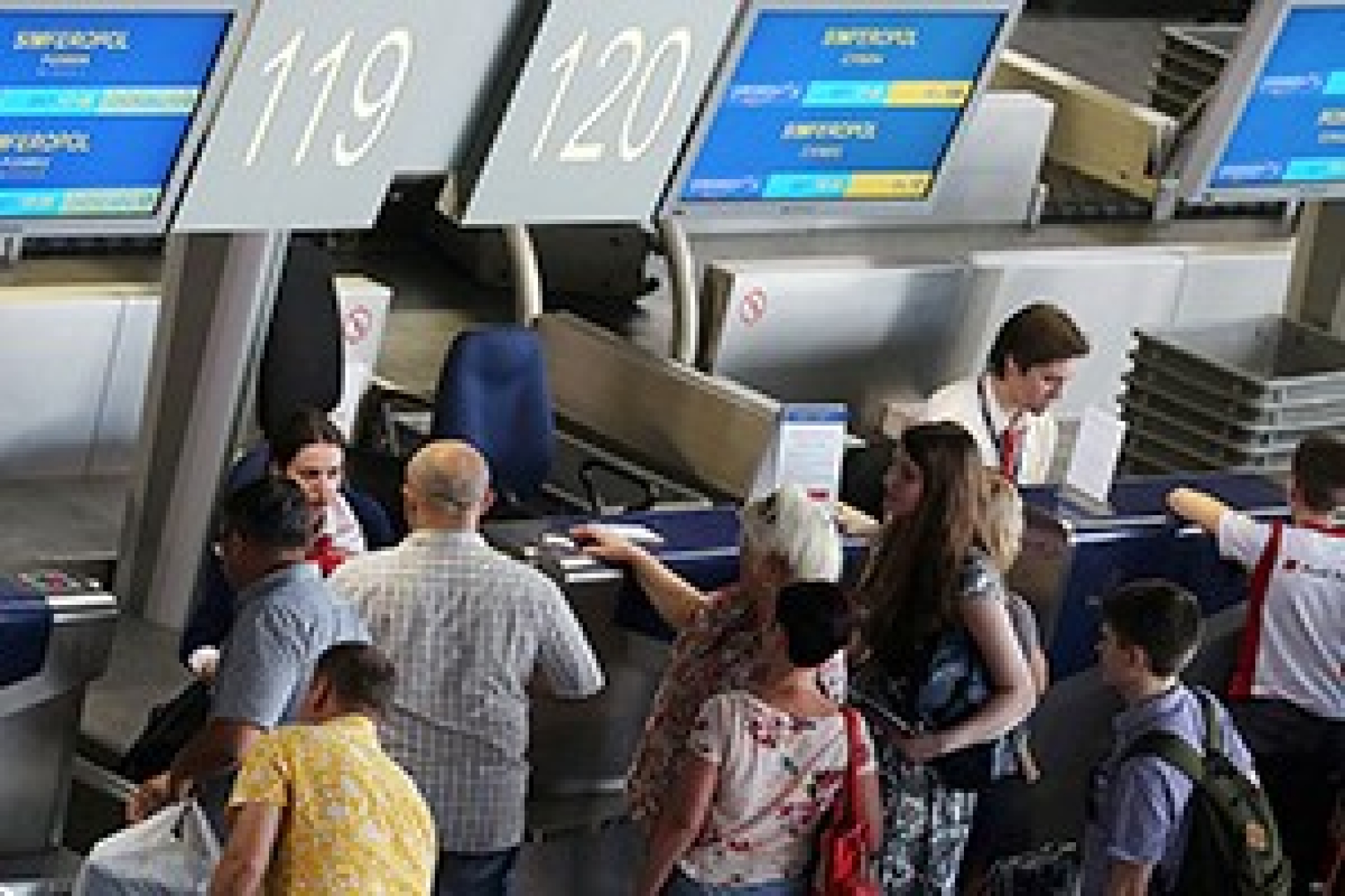 Медведев увеличил количество авиамаршрутов в Крым