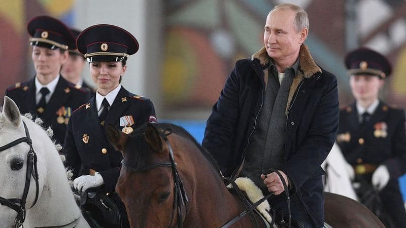 Путин вспомнил, как упал с лошади