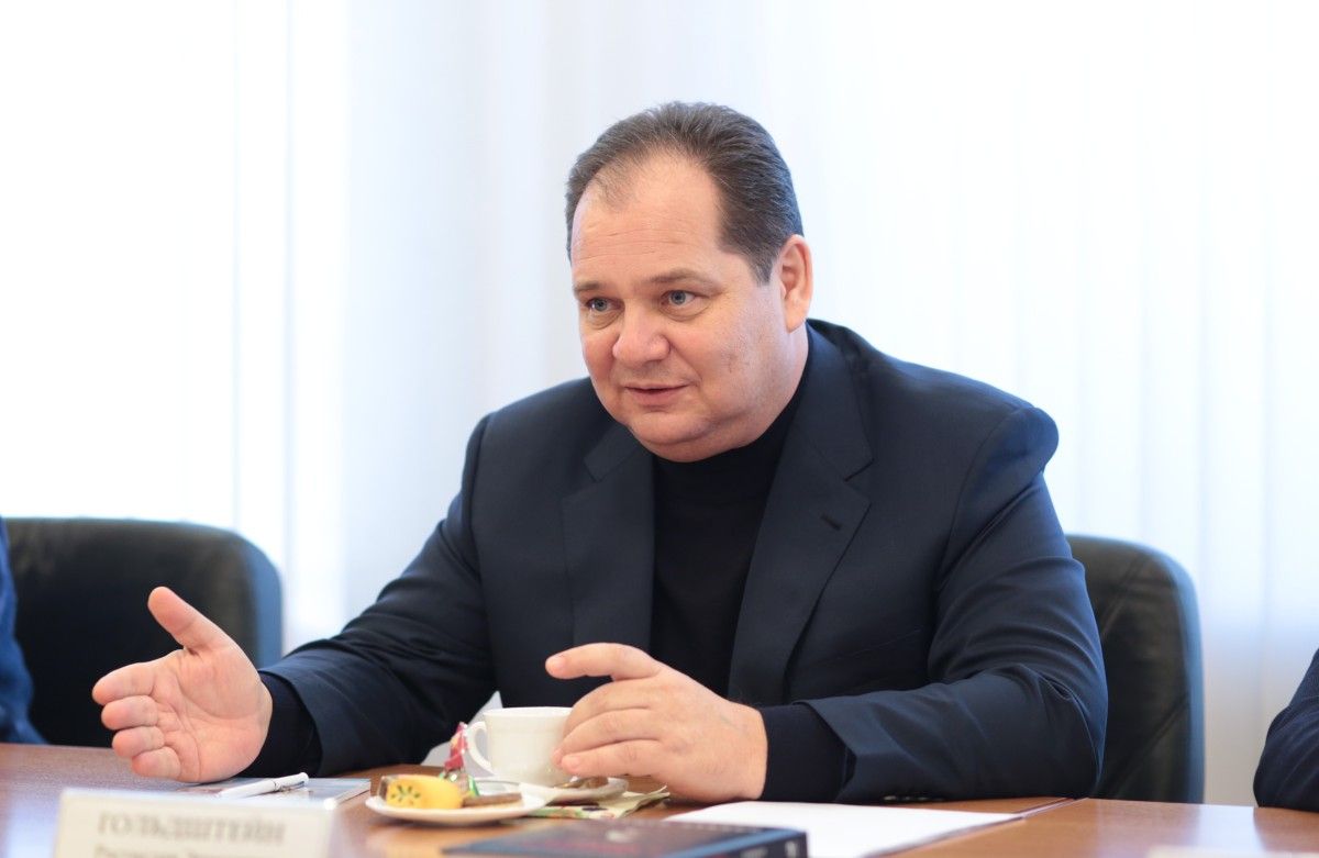 Гольдштейн начал за здравницу