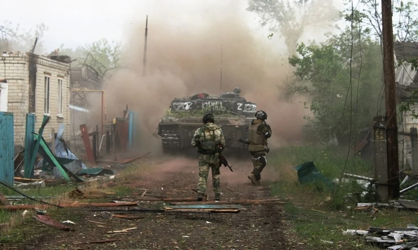 А название такое прямо скажем боевое: Луганская улица на Запад нас ведет