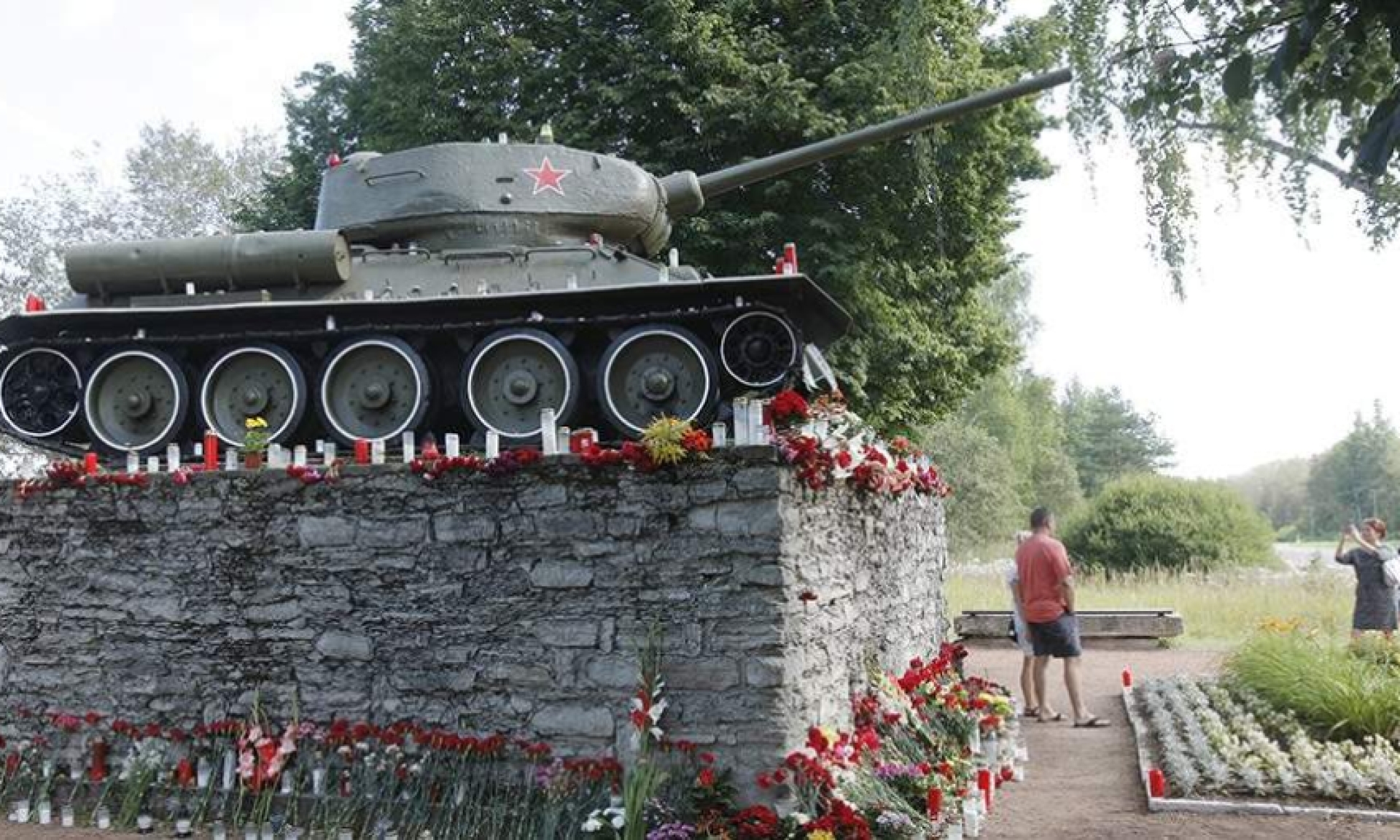 Эстония закрыла границу с Россией в Нарве из-за демонтажа танка Т-34