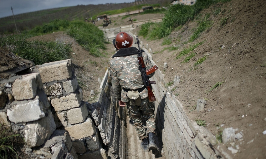 Подставляя Карабах