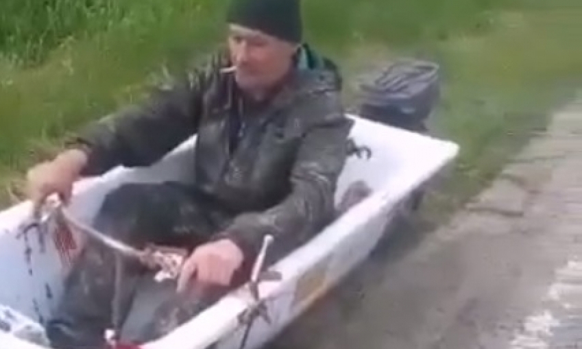 На Кубани мужчина ездил по станице в ванной с двигателем