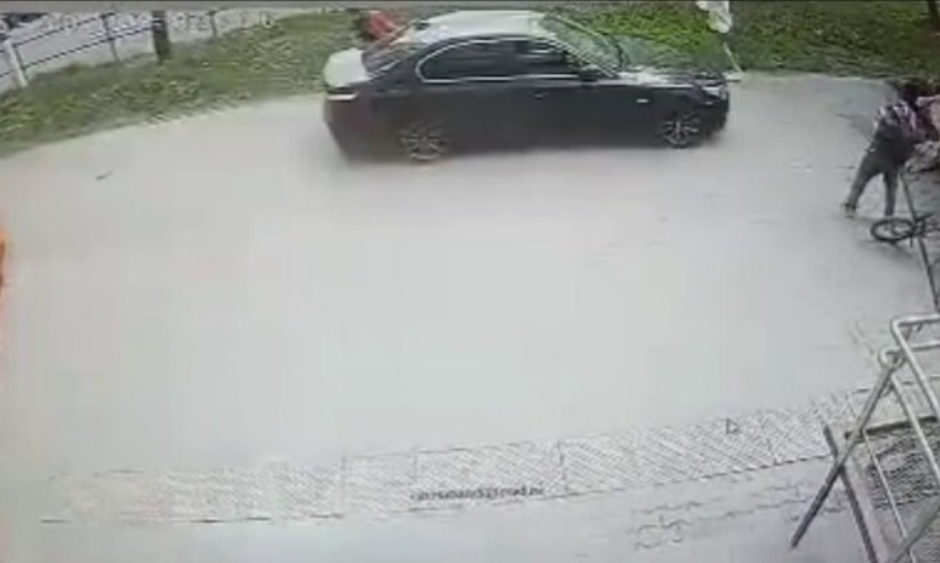 В Мытищах BMW сбила пешеходов на тротуаре