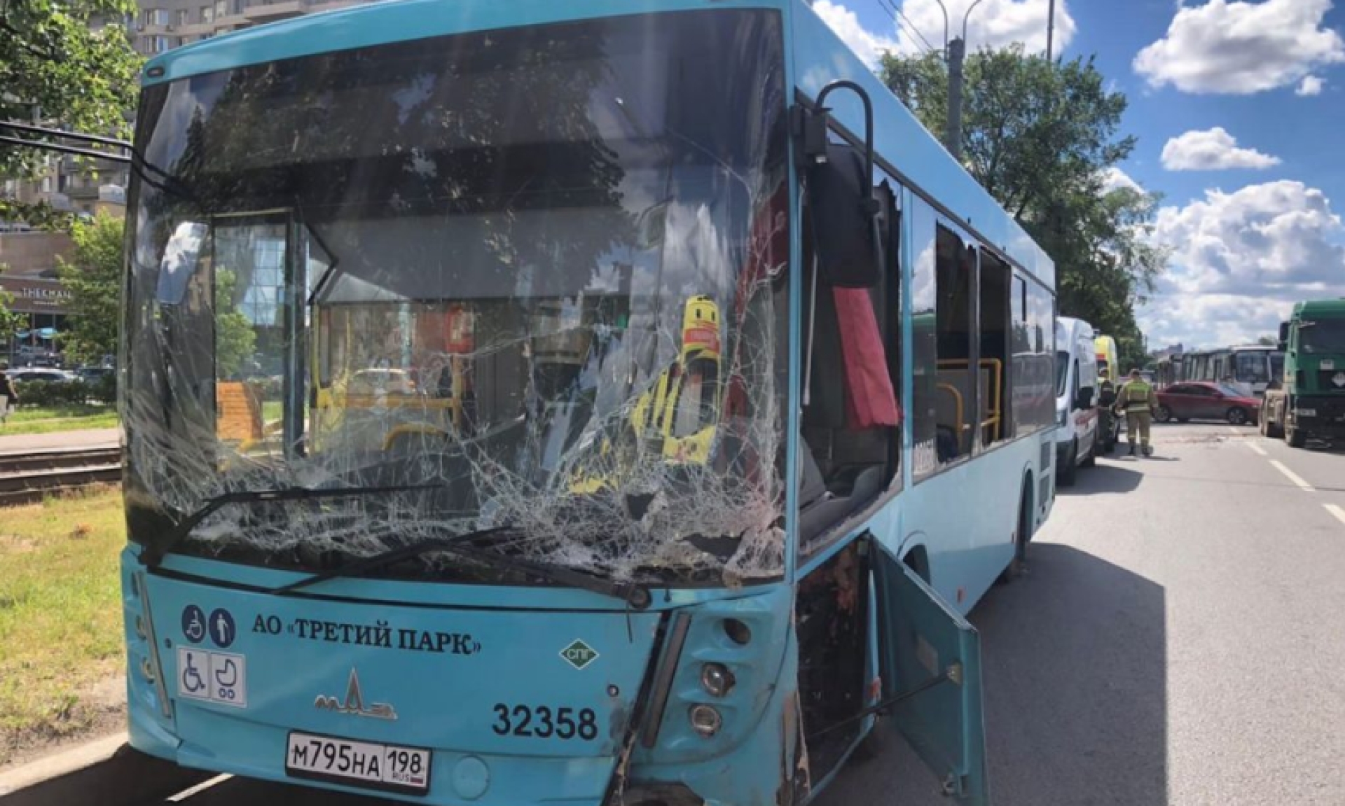 В ДТП с участием трех автобусов на юге Петербурга пострадали четыре человека