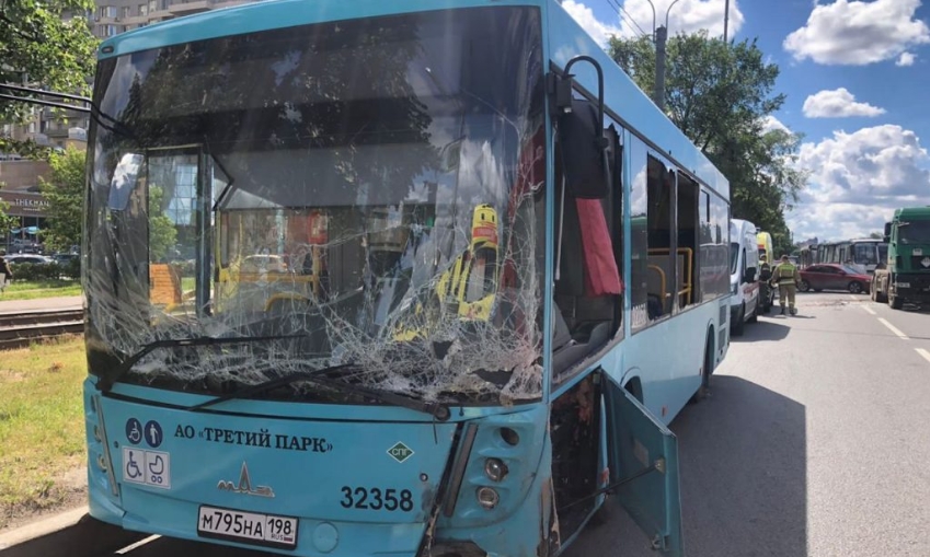 В ДТП с участием трех автобусов на юге Петербурга пострадали четыре человека
