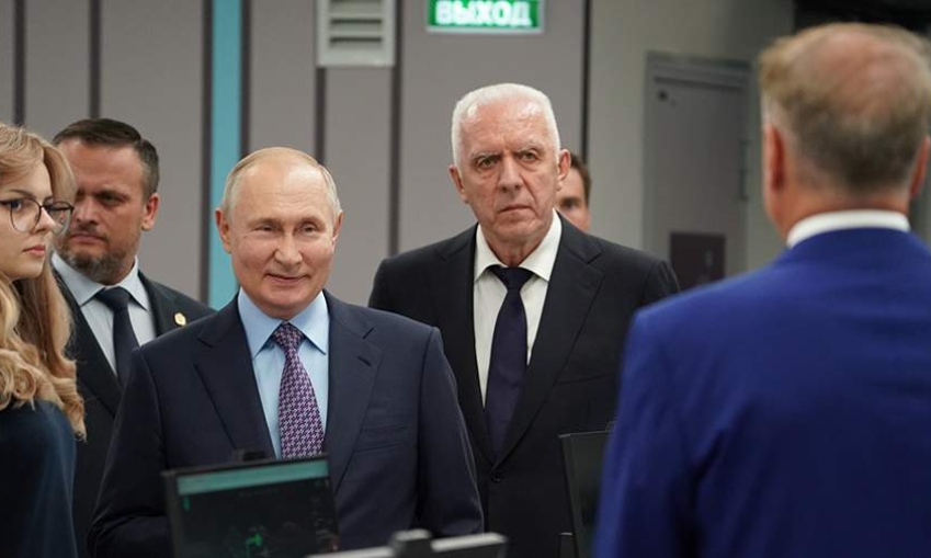 Путин пошутил о просьбе Грефа выделить 1 млрд рублей для учебного IТ-проекта