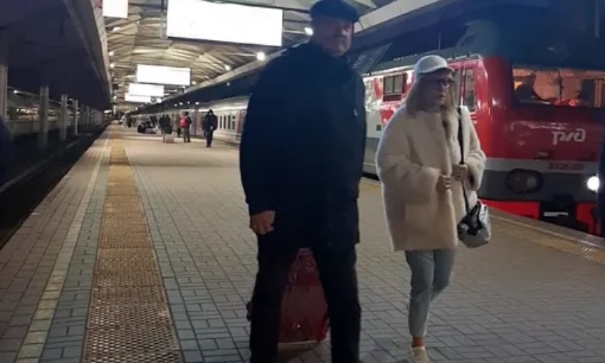 Закрывая лицо платком, Пугачева вернулась домой на перекладных