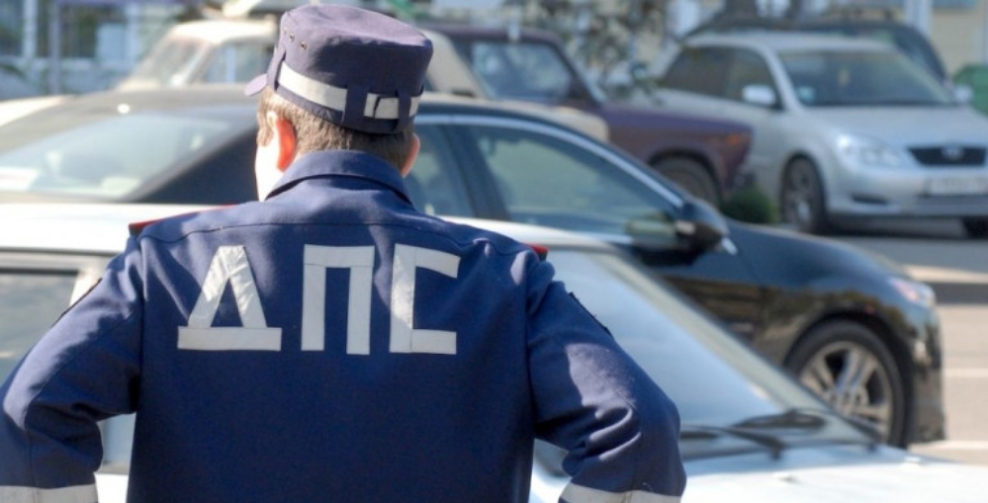 В Новосибирске два человека пострадали после падения автомобиля в яму