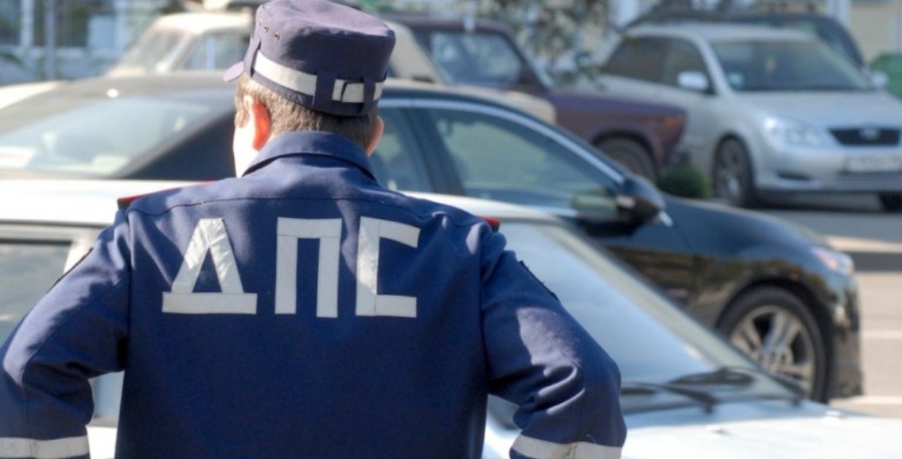 В Новосибирске два человека пострадали после падения автомобиля в яму