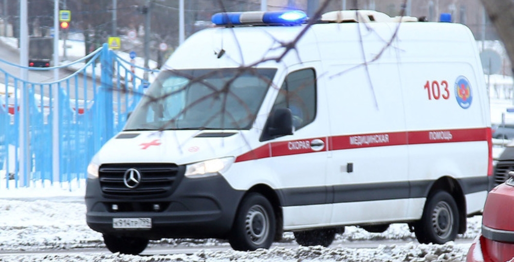 Из-за наезда автомобиля на остановку пострадали четыре человека