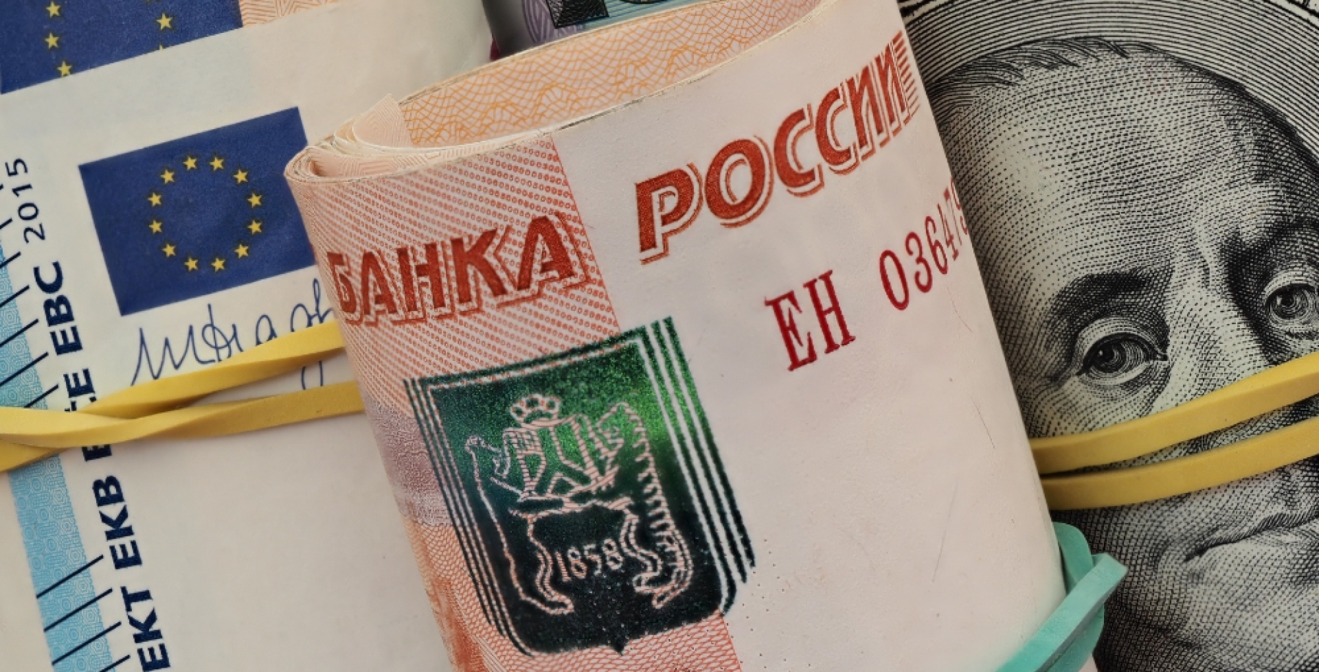Банк России сохранил до 9 сентября ограничения на снятие наличной валюты