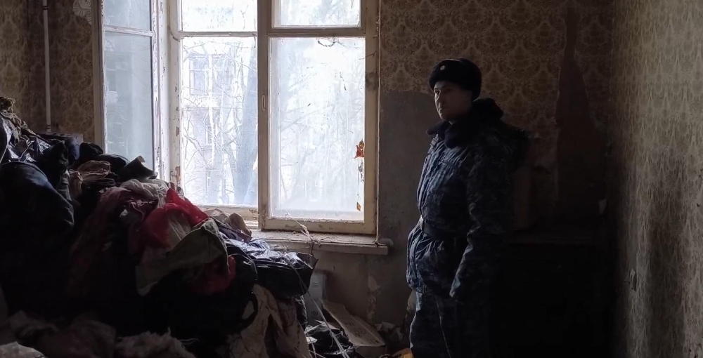 Петербурженка должна освободить от мусора захламленную квартиру