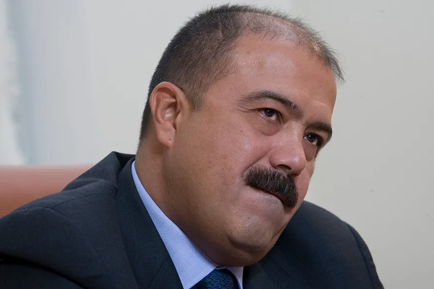 Винокуров или Махмудов: кто получит от ВТБ конфетку-