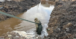 Волонтёры Молодёжки Народного фронта очищают каналы и укрепляют дамбы в подтопленном селе Хомутово в Иркутской области