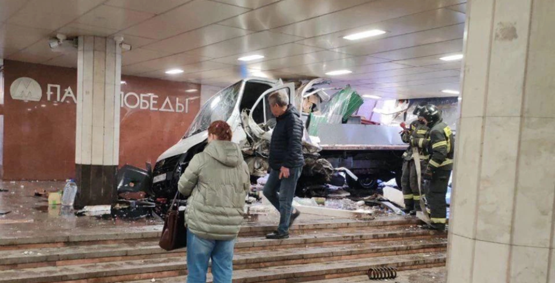 В Москве "Газель" въехала в подземный переход из-за скользкой дороги и несезонной резины