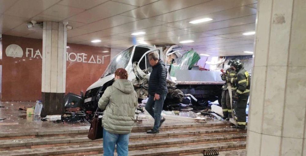 В Москве "Газель" въехала в подземный переход из-за скользкой дороги и несезонной резины