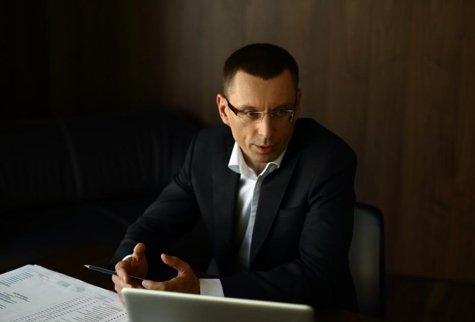 На складе все спокойно: Егоров, Тимохни и Козеруки делают деньги