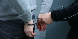 Двоих подростков задержали за разбойное нападение на кладбище Петербурга