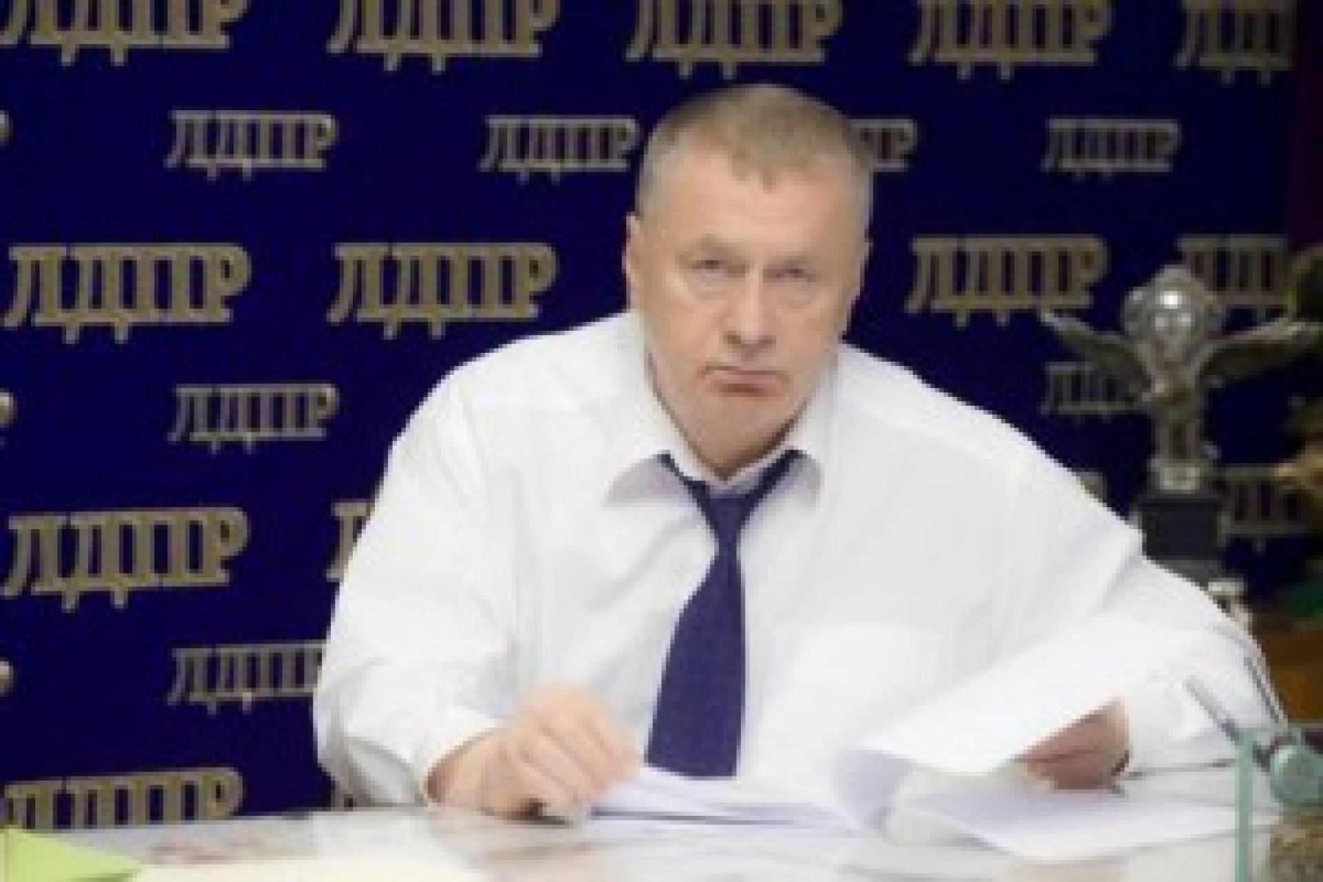 Жириновский не хочет проигрывать суд с Лужковым